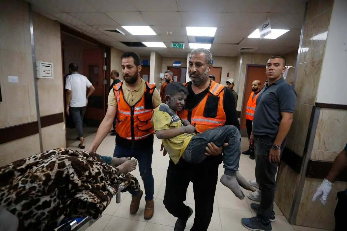 Criança ferida levado ao Hospital dos Mártires de Al-Aqsa, após bombardeio israelense, em Deir al Balah, na Faixa de Gaza, em 21 de outubro de 2023 [Ashraf Amra/Agência Anadolu]
