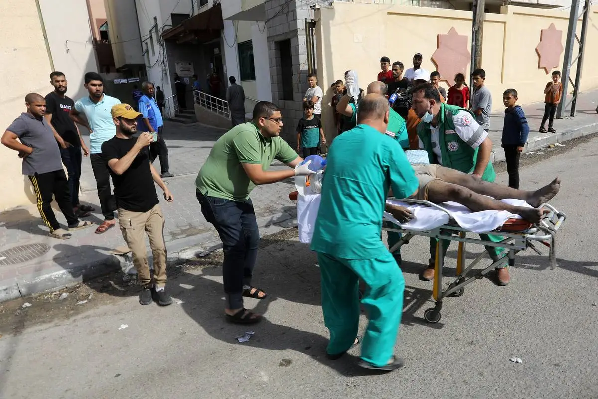 Palestino ferido é levado ao Hospital do Kuwait, após bombardeios israelenses a Rafah, na Faixa de Gaza, em 22 de outubro de 2023 [Abed Rahim Khatib/Agência Anadolu]
