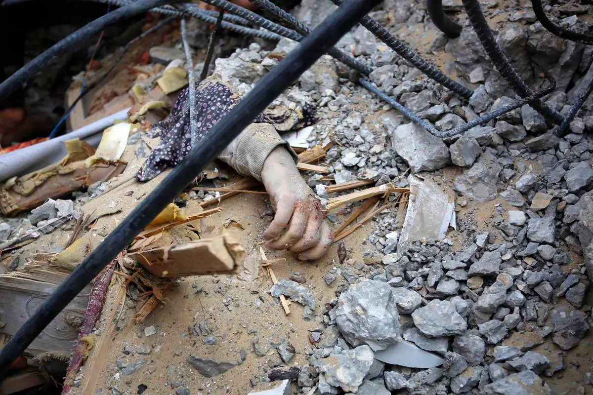 Vítima palestina sob os escombros após bombardeios israelenses a Deir al-Balah, na Faixa de Gaza, em 22 de outubro de 2023 [Ashraf Amra/Agência Anadolu]

