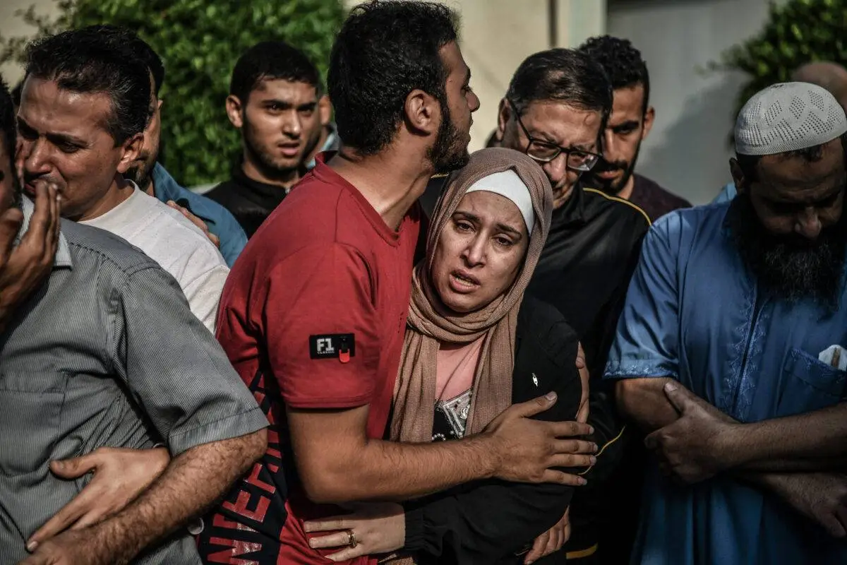 Pessoas em luto no necrotério do Hospital Nasser, após bombardeios israelenses em Khan Yunis, na Faixa de Gaza, em 24 de outubro de 2023 [Abed Zagout/Agência Anadolu]

