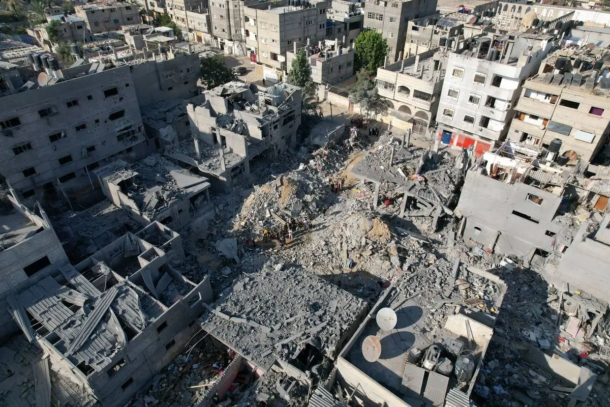 Uma vista aérea da destruição como resultado dos ataques israelenses que continuaram no 19º dia em Khan Yunis, Gaza, em 25 de outubro de 2023 [Mohammed Fayq/Agência Anadolu]
