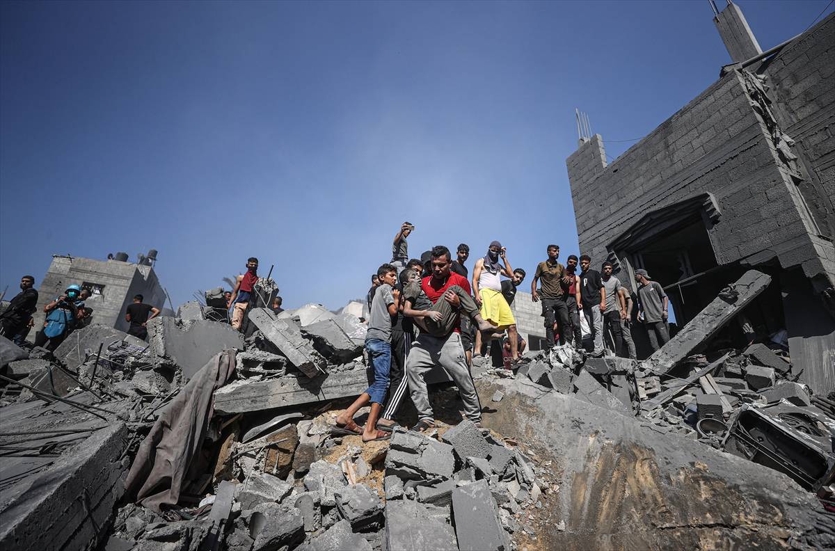 Vista da área na cidade de Khan Yunis, Gaza, onde alguns edifícios desabaram ou foram fortemente danificados pelos ataques aéreos israelenses em 26 de outubro de 2023. Civis tentaram salvar vítimas dos ataques presas sob os escombros. [Mustafa Hassona]