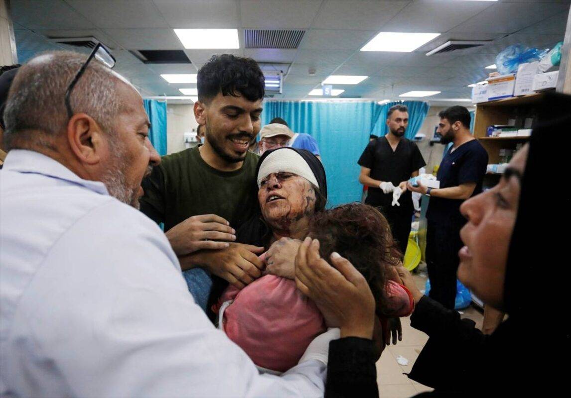 Uma mulher uma criança morta pelos bombardeios israelenses no Hospital dos Mártires de Al Aqsa ,enquanto os ataques israelenses continuam no 21º dia em Deir Al-Balah, Gaza em 27 de outubro de 2023. [Ashraf Amra/Agência Anadolu]