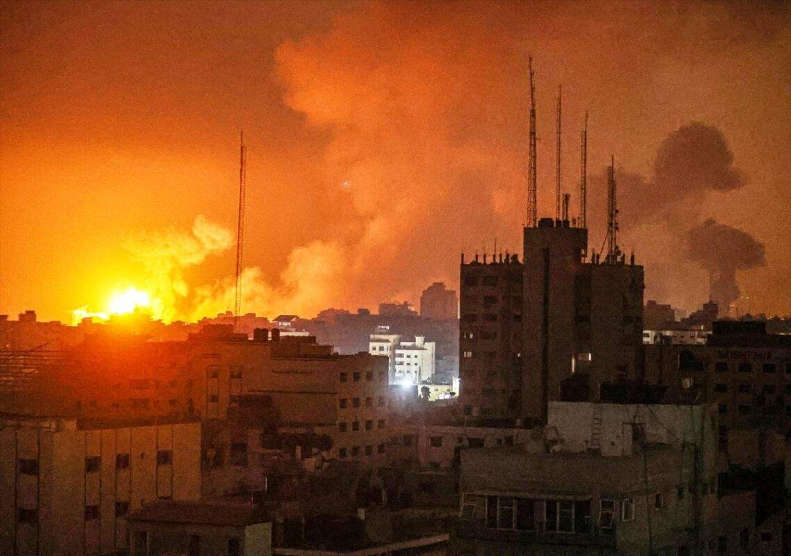Explosões pintam a noite de Gaza à medida que o exército da ocupação israelense conduz seus bombardeios mais intensos ao território sitiado, no 21° dia de agressão à região, em 27 de outubro de 2023. Devido ao corte de eletricidade e combustível imposto por Israel, Gaza mergulhou na escuridão exceto pelos clarões dos aviões israelenses.Ali Jadallah/Agência Anadolu]