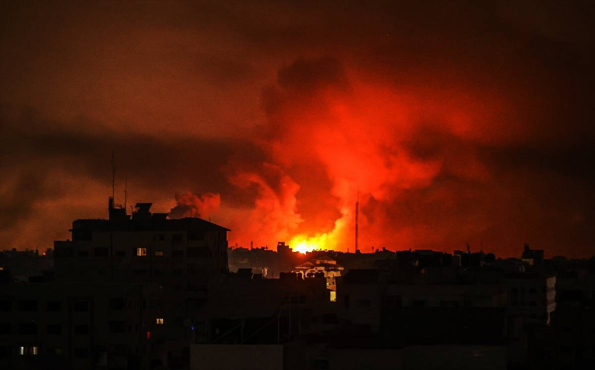 Explosões pintam a noite de Gaza à medida que o exército da ocupação israelense conduz seus bombardeios mais intensos ao território sitiado, no 21° dia de agressão à região, em 27 de outubro de 2023. Devido ao corte de eletricidade e combustível imposto por Israel, Gaza mergulhou na escuridão exceto pelos clarões dos aviões israelenses.Ali Jadallah/Agência Anadolu]
