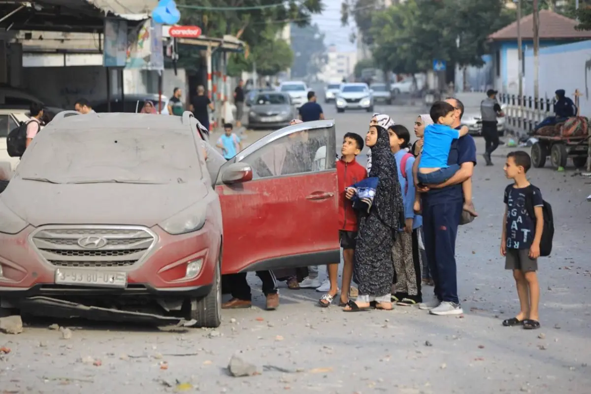 Danos causados pelos bombardeios israelenses a Gaza, em 8 de outubro de 2023 [Mohmmed Asad/MEMO]
