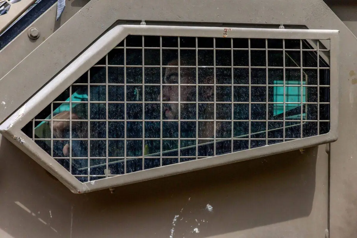 Cidadão palestino detido em um veículo blindado da ocupação israelense durante invasão militar ao campo de refugiados de Balata, perto de Nablus, na Cisjordânia, em 13 de junho de 2023 [Jaafar Ashtiyeh/AFP via Getty Images]
