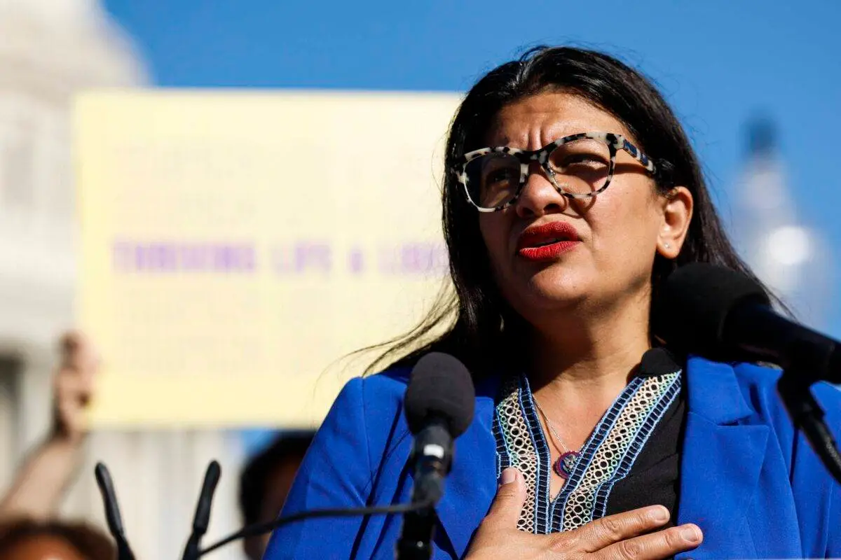 Rashida Tlaib, membro da Câmara dos Representantes dos EUA, em frente ao Capitólio, em Washington DC, 19 de setembro de 2023 [Anna Moneymaker/Getty Images]

