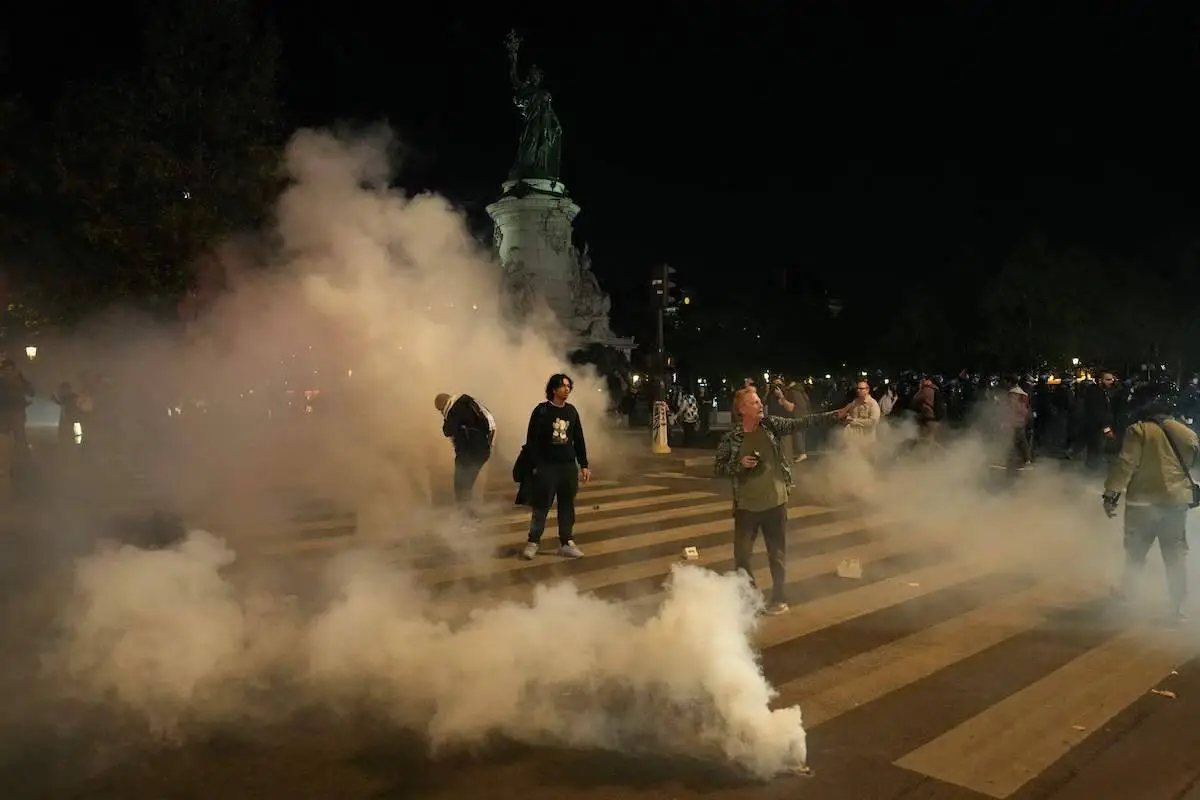 Polícia francesa reprime protesto em solidariedade ao povo palestino na Praça da República, em Paris, 12 de outubro de 2023 [Dimitar Dilkoff/AFP via Getty Images]

