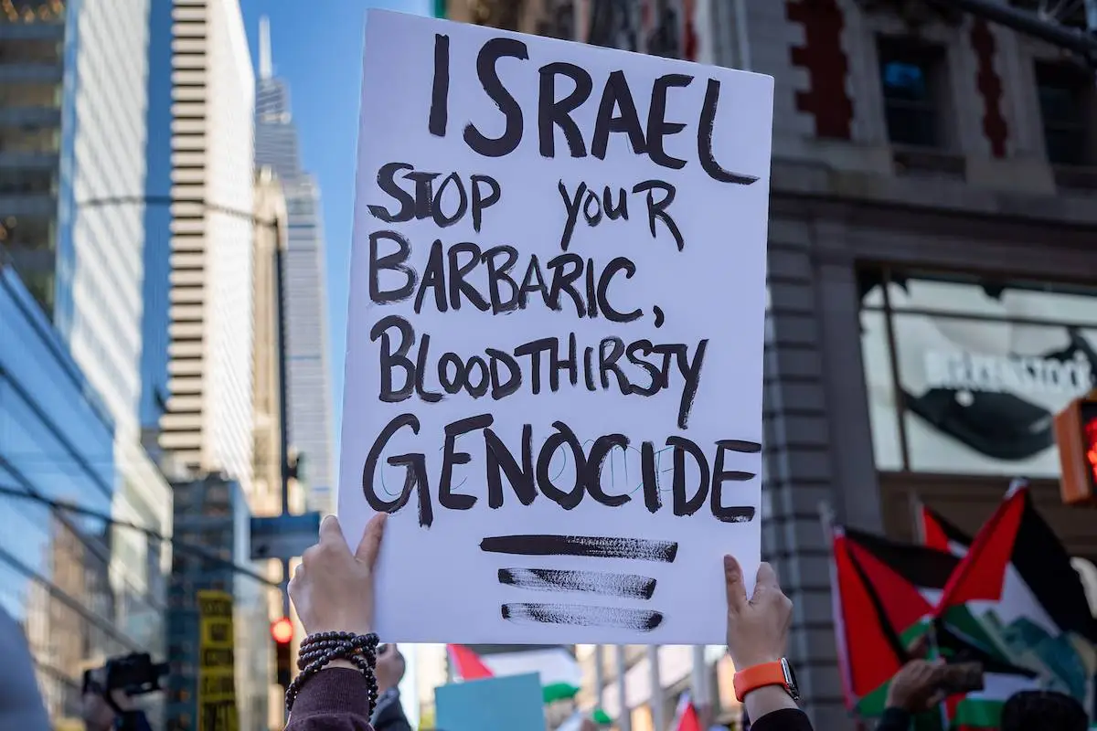 Um cartaz pró-Palestina é erguido durante o "Dia Internacional de Ação pela Palestina", em Nova York, EUA, em 13 de outubro de 2023 [Michael Nigro/Pacific Press/LightRocket via Getty Images]
