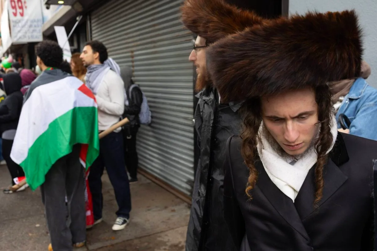 Protesto pró-Palestina abarca progressistas americanos, membros da comunidade árabe e judeus ortodoxos no Brooklyn, em Nova York, Estados Unidos, em 21 de outubro de 2023 [Andrew Lichtenstein/Corbis via Getty Images]
