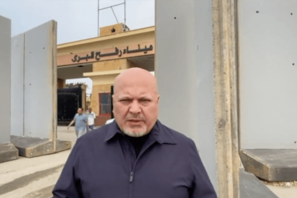 Promotor-chefe do Tribunal Penal Internacional (TPI), Karim Khan, na travessia de Rafah, entre Egito e Gaza, em 30 de outubro de 2023 [@CourPenaleInt/X]
