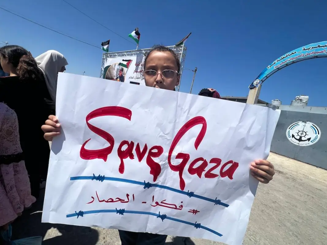 Crianças palestinas em Gaza participam de um protesto pedindo o fim do cerco à Faixa de Gaza, em 17 de julho de 2023 [Mohammed Asad/Middle East Montiror]


