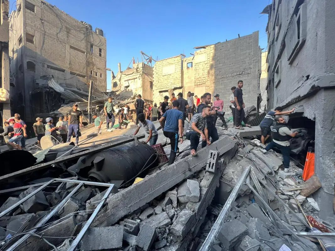 Israel dizima o campo de refugiados de Shati, no Líbano, com uma série de bombas em 12 de outubro de 2023 [Mohammed Asad/Monitor do Oriente Médio]

