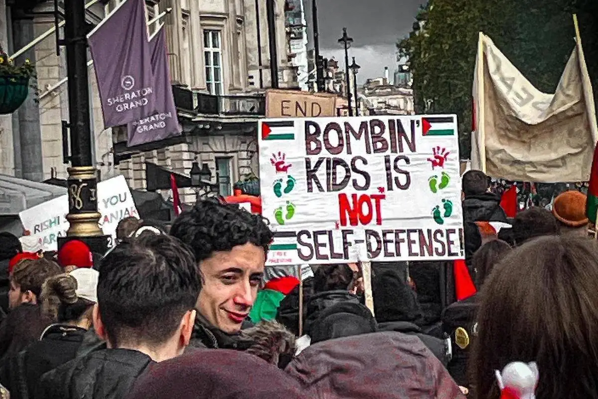 Milhares de manifestantes marcham pelo centro de Londres para demonstrar solidariedade ao povo palestino e exigir um cessar-fogo imediato para acabar com a guerra em Gaza, em Londres, Reino Unido, em 21 de outubro de 2023 [Amy A-D]
