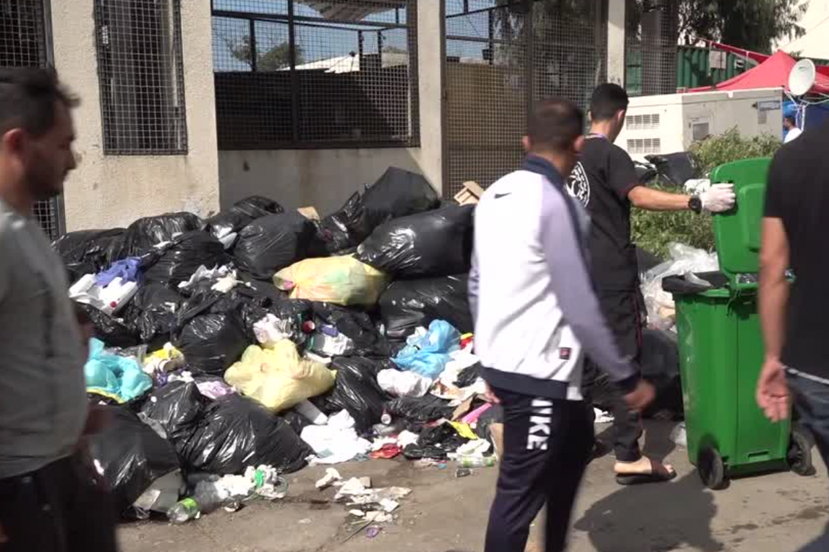 Sacos de lixo se acumulam do lado de fora do hospital al-Shifa, em Gaza, 15 de outubro de 2023 [Montaser Alsawaf/Agência Anadolu]
