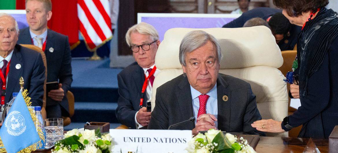 O secretário-geral da ONU, António Guterres, participa na Cúpula do Cairo pela Paz no Egito [Eskinder Debebe/ONU]