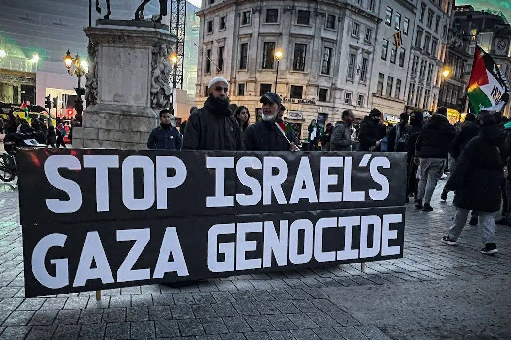 Milhares de manifestantes marcham pelo centro de Londres para demonstrar solidariedade ao povo palestino e exigir um cessar-fogo imediato para acabar com a guerra em Gaza, em Londres, Reino Unido, em 4 de novembro de 2023 [Amy A-D]
