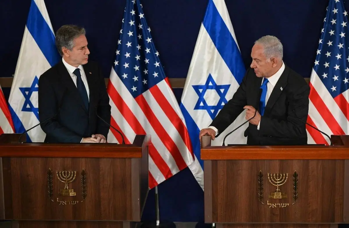 O secretário de Estado dos EUA, Antony Blinken (à esq.), e o primeiro-ministro israelense, Benjamin Netanyahu (à dir.), realizam uma coletiva de imprensa conjunta em Tel Aviv, Israel, em 12 de outubro de 2023. [GPO/Agência Anadolu].
