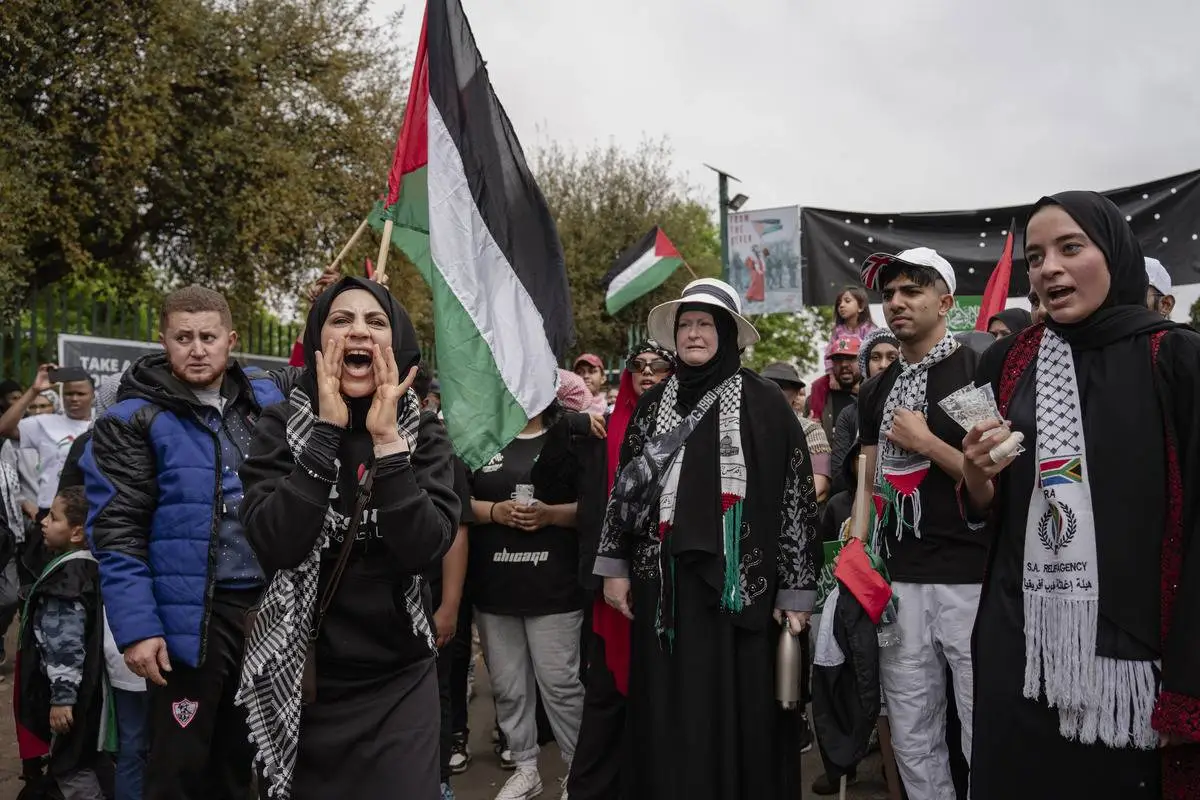 Protesto em solidariedade ao povo palestino em Joanesburgo, na África do Sul, em 15 de outubro de 2023 [Ihsaan Haffejee/Agência Anadolu]
