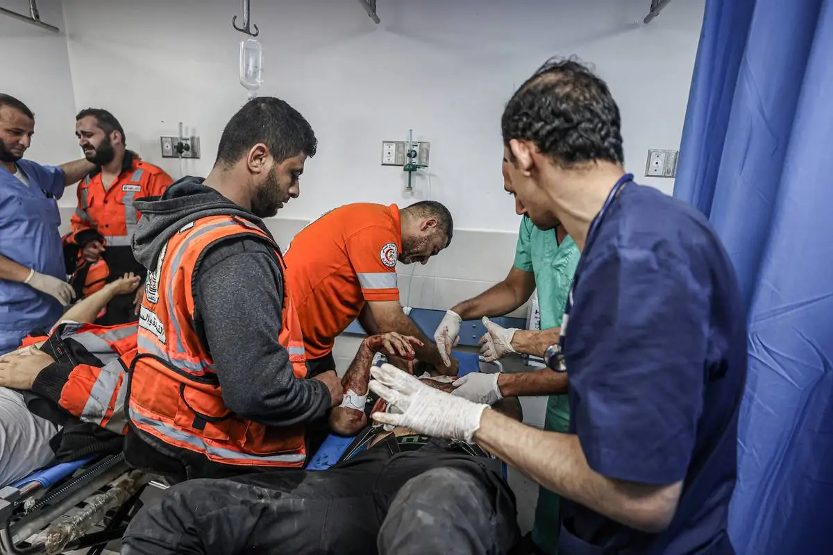 Paramédicos feridos pelos bombardeios israelenses recebem cuidados no Hospital al-Shifa, na Cidade de Gaza, em 16 de outubro de 2023 [Ali Jadallah/Agência Anadolu]
