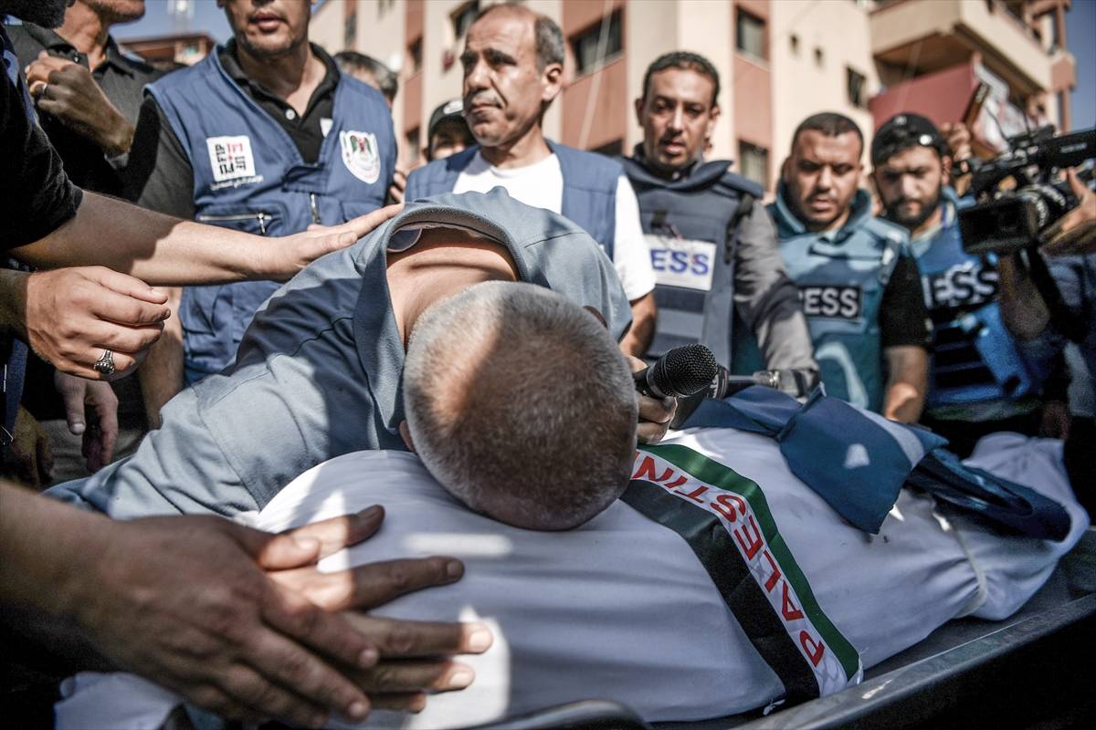 Uma cerimônia fúnebre é realizada para o correspondente de TV palestino Mohammed Abu Hatab, que foi morto, junto com seus familiares, em um ataque aéreo em sua casa em Khan Yunis, Gaza, em 3 de novembro de 2023. Os jornalistas presentes na cerimônia sentiram tristeza. [Abed Zagout/Agência Anadolu]