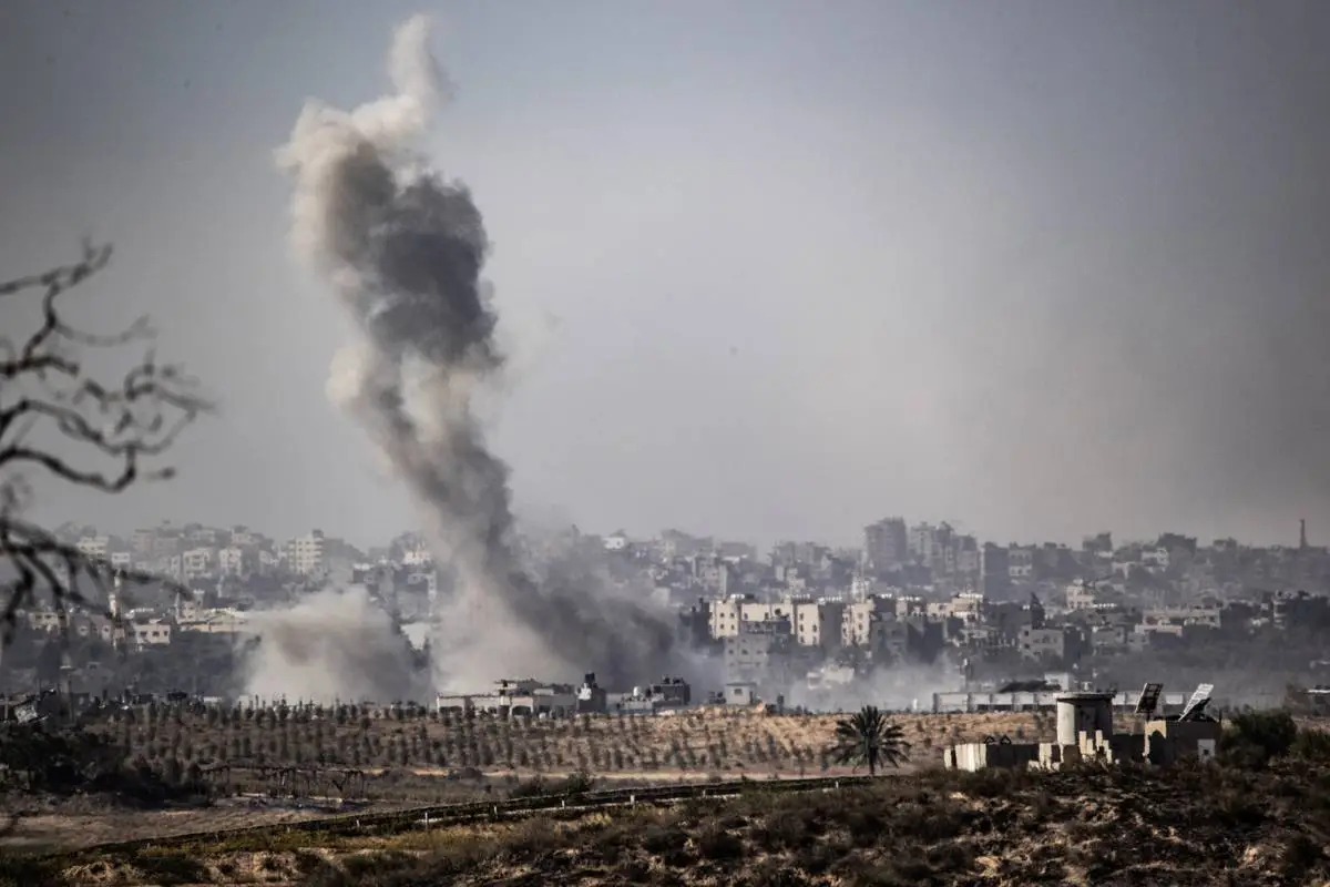 A fumaça sobe após os ataques aéreos israelenses enquanto os ataques continuam no 29º dia na Cidade de Gaza, Gaza, em 4 de novembro de 2023. [Mostafa Alkharouf - Agência Anadolu]