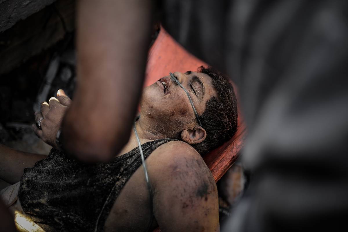 Um menino está sendo salvo dos escombros após um ataque ao prédio que pertence à família Shaqwra enquanto os ataques aéreos continuam em seu 31º dia em Khan Yunis, Gaza, em 6 de novembro de 2023.[Belal Khaled/Agência Anadolu]