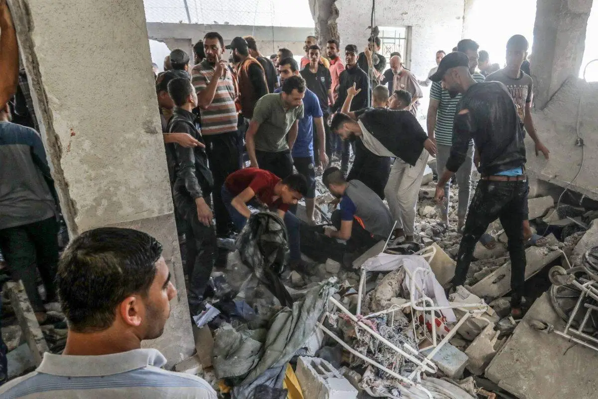 Moradores e equipes de defesa civil realizam operações de busca e resgate após um ataque israelense atingir a residência da família Favda em Rafah, Gaza, em 7 de novembro de 2023 [Abed Rahim Khatib/Anadolu Agency]
