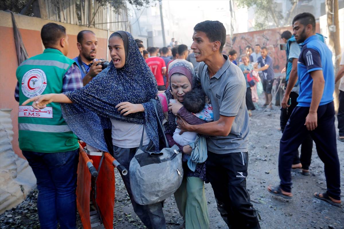 Pessoas feridas e assustadas são vistas quando um ataque aéreo atinge o prédio pertencente à família Maslah durante o 32º dia de ataques israelenses em Deir Al-Balah, Gaza, em 7 de novembro de 2023. [Ashraf Amra/Agência Anadolu]