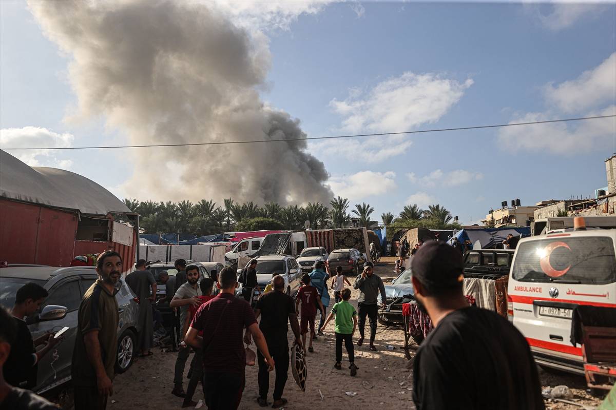 Fumaça sobe da mesquita destruída de Khalid ibn al-Walid após ataques aéreos israelenses em Khan Yunis, Gaza, em 8 de novembro de 2023. [Mustafa Hassona/Agência Anadolu]