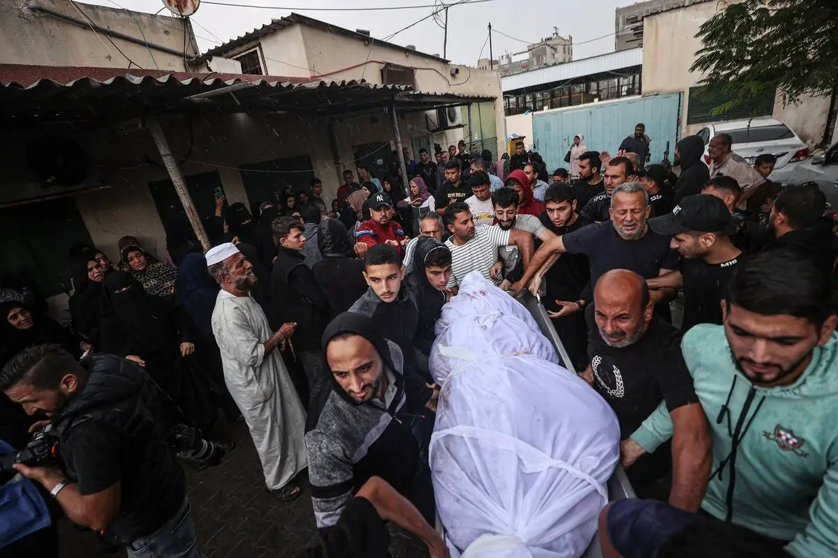 Parentes de uma vítima, morta nos ataques aéreos israelenses, carregam um corpo do necrotério do Hospital Nasser para a cerimônia fúnebre enquanto os ataques do exército israelense continuam em Khan Yunis, Gaza, em 14 de novembro de 2023 [Mustafa Hassona / Agência Anadolu]
