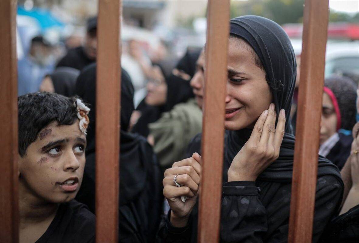 Parentes das vítimas, mortas nos ataques aéreos israelenses, lamentam enquanto retiram os corpos do necrotério do Hospital Nasser para a cerimônia fúnebre enquanto os ataques do exército israelense continuam em Khan Yunis, Gaza, em 14 de novembro de 2023. [Belal Khaled/Agência Anadolu ]
