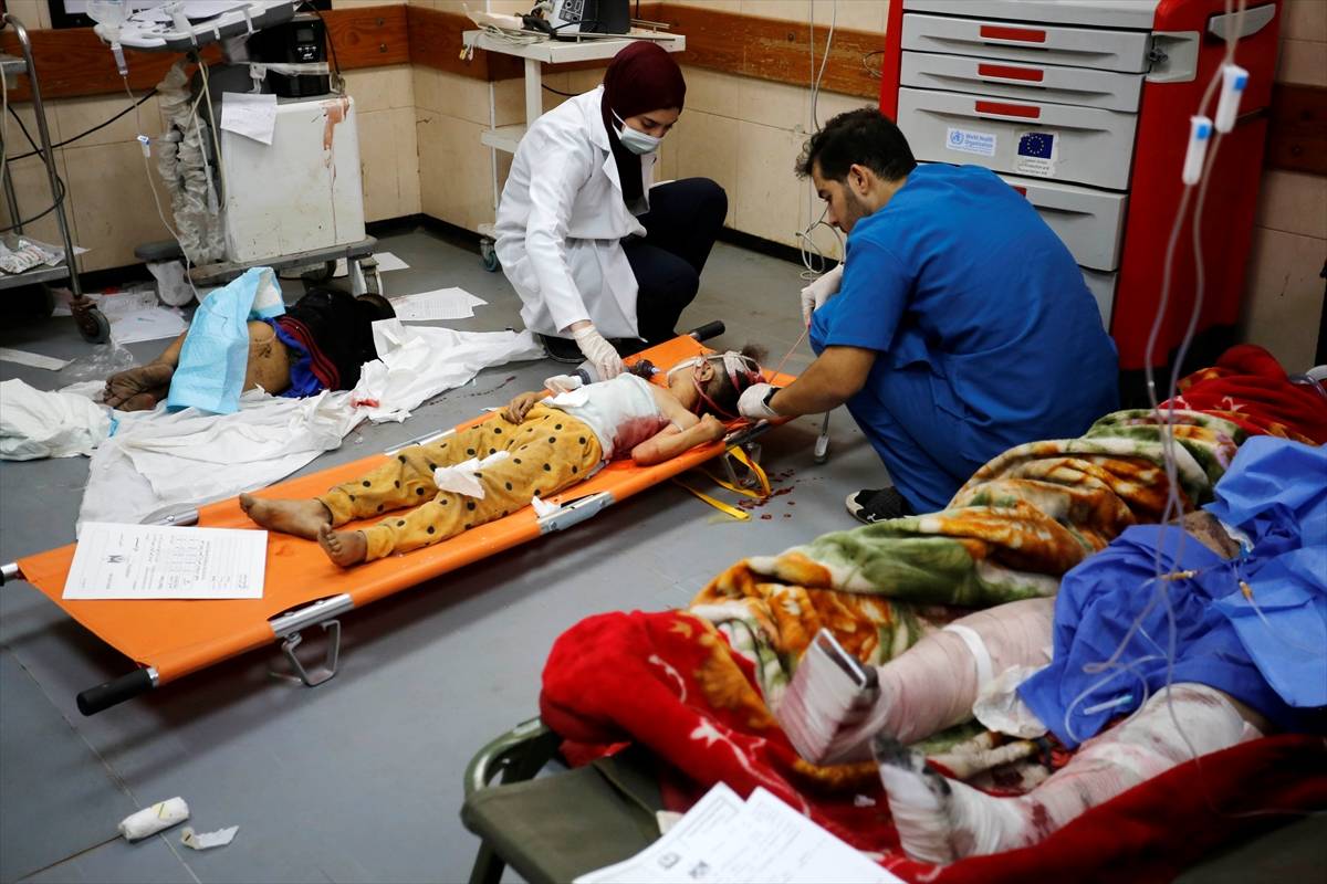 Crianças feridas como resultado dos ataques do exército israelense estão sendo levadas ao Hospital dos Mártires de Al-Aqsa para tratamento em Deir al-Balah, Gaza, em 23 de novembro de 2023.[Ashraf Amra/Agência Anadolu]