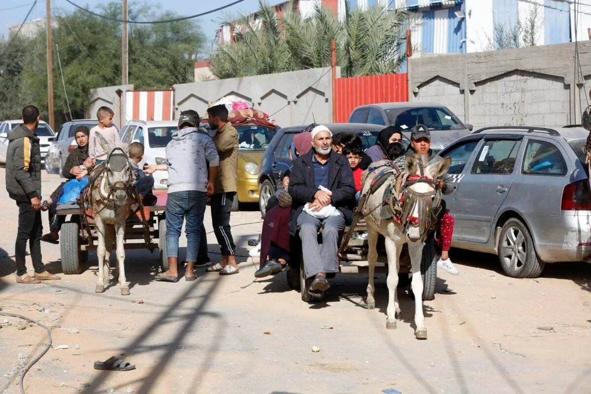 Burros são usados para  carregar famílias para suas casas enquanto milhares de palestinos deslocados vão verificar suas casas no início da pausa humanitária de 4 dias para troca de prisioneiros, em 24 de novembro de 2023 [Ashraf Amra/Agência Anadolu]
