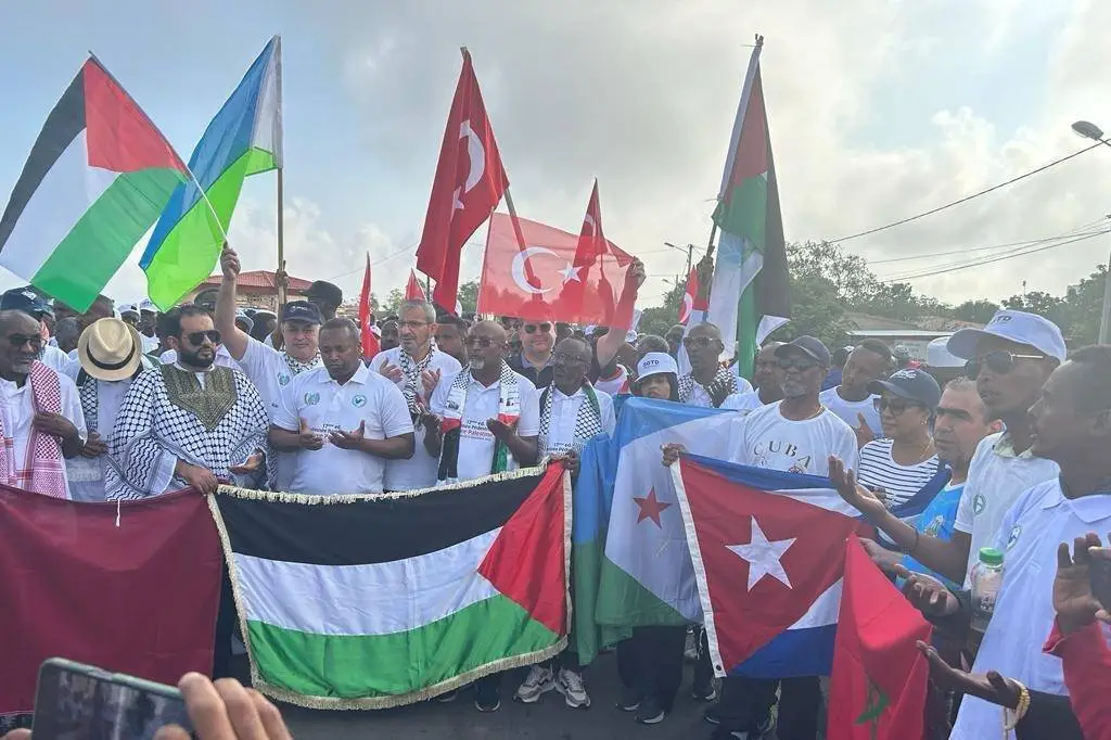Centenas de pessoas, incluindo estrangeiros em Djibuti, participaram da Marcha da Paz Africana em solidariedade aos palestinos na cidade djibutiana de Arta, em 24 de novembro de 2023 [@CibutiBE/X]
