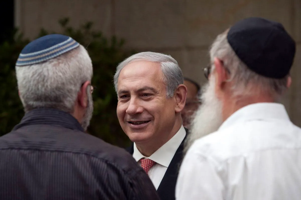 O primeiro-ministro israelense, Benjamin Netanyahu, fala com rabinos durante um grupo de estudos bíblicos em Jerusalém, em 23 de maio de 2012 [Sebastian Scheiner/AFP/GettyImages]
