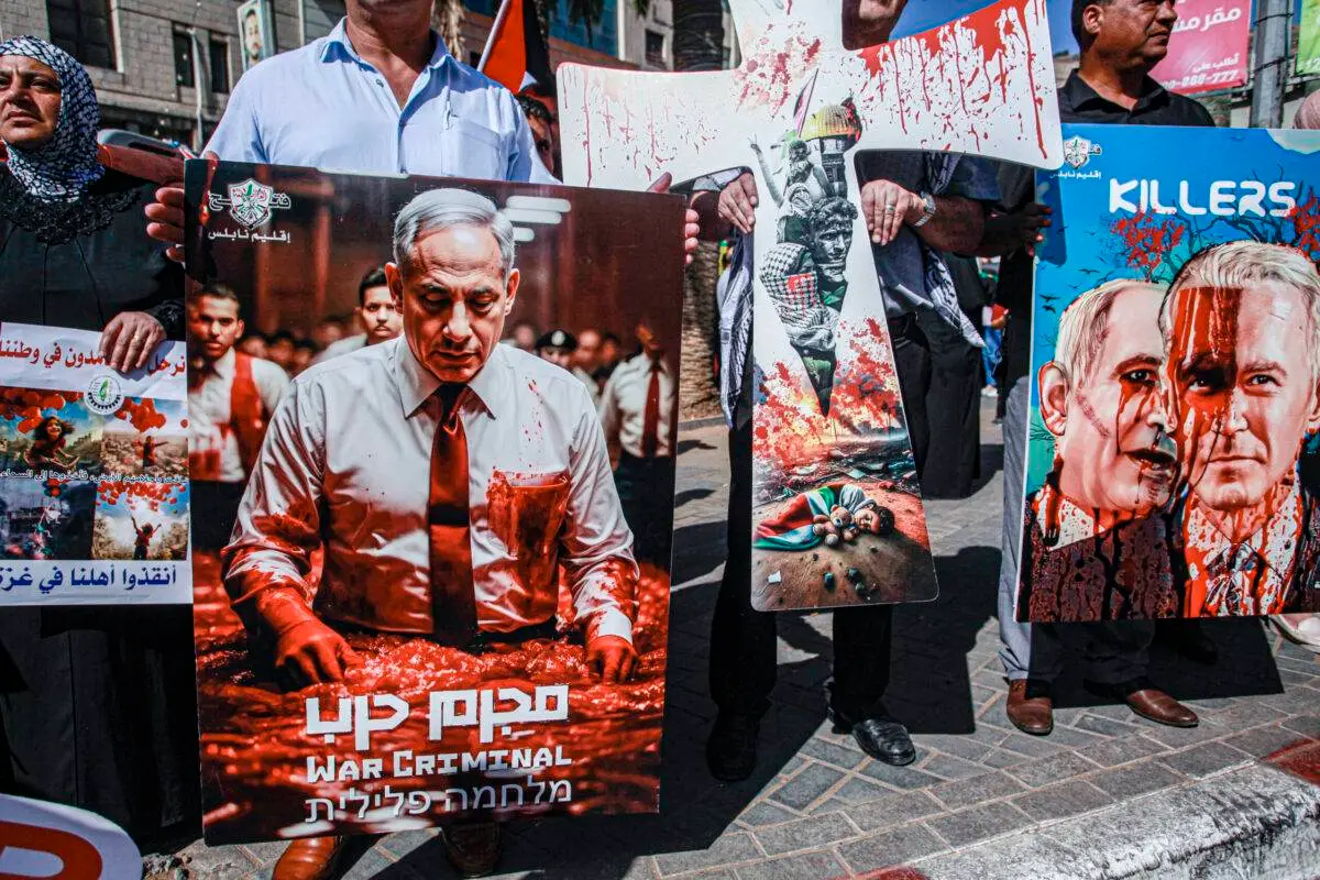 Jovens palestinos seguram uma foto falsa manchada de sangue do primeiro-ministro israelense Benjamin Netanyahu durante uma manifestação na cidade de Nablus em 29 de outubro de 2023 [Nasser Ishtayeh/SOPA Images/LightRocket via Getty Images]

