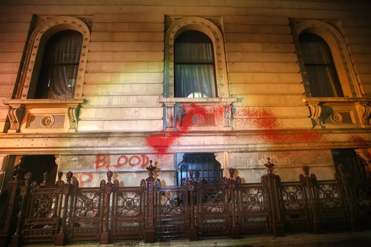 A palavra "Blood" (Sangue) foi pintada nas paredes externas e tinta vermelha foi espalhada pelo prédio. Ativistas da Palestine Action picham o Ministério das Relações Exteriores para marcar o 106º aniversário da Declaração de Balfour, em Londres, Reino Unido, em 2 de novembro de 2023 [Martin pope/SOPA Images/LightRocket via Getty Images]
