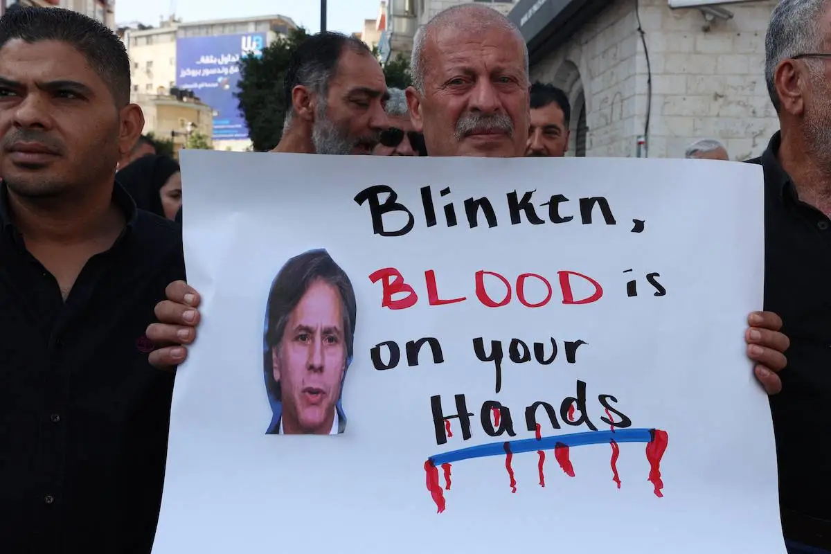Manifestantes protestam contra a visita do secretário de Estado dos EUA, Antony Blinken, na cidade de Ramallah, na Cisjordânia, onde ele se reuniu com o presidente da Autoridade Palestina em 5 de novembro de 2023, em meio às contínuas batalhas entre Israel e o grupo militante Hamas em Gaza. [Zain Jaafar/AFP via Getty Images]
