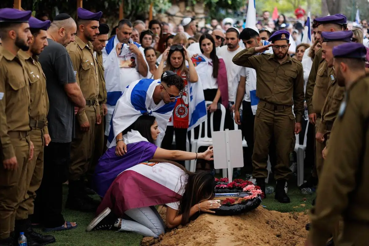 Soldados israelenses são enterrados em Jerusalém ocupada, em 2 de novembro de 2023 [Dan Kitwood/Getty Images]
