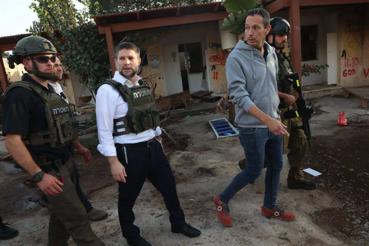 Ministro das Finanças de Israel, Bezalel Smotrich, visita o assentamento de Kfar Aza, perto da fronteira com Gaza, 14 de novembro de 2023 [Gil Cohen-Magen/AFP via Getty Images]
