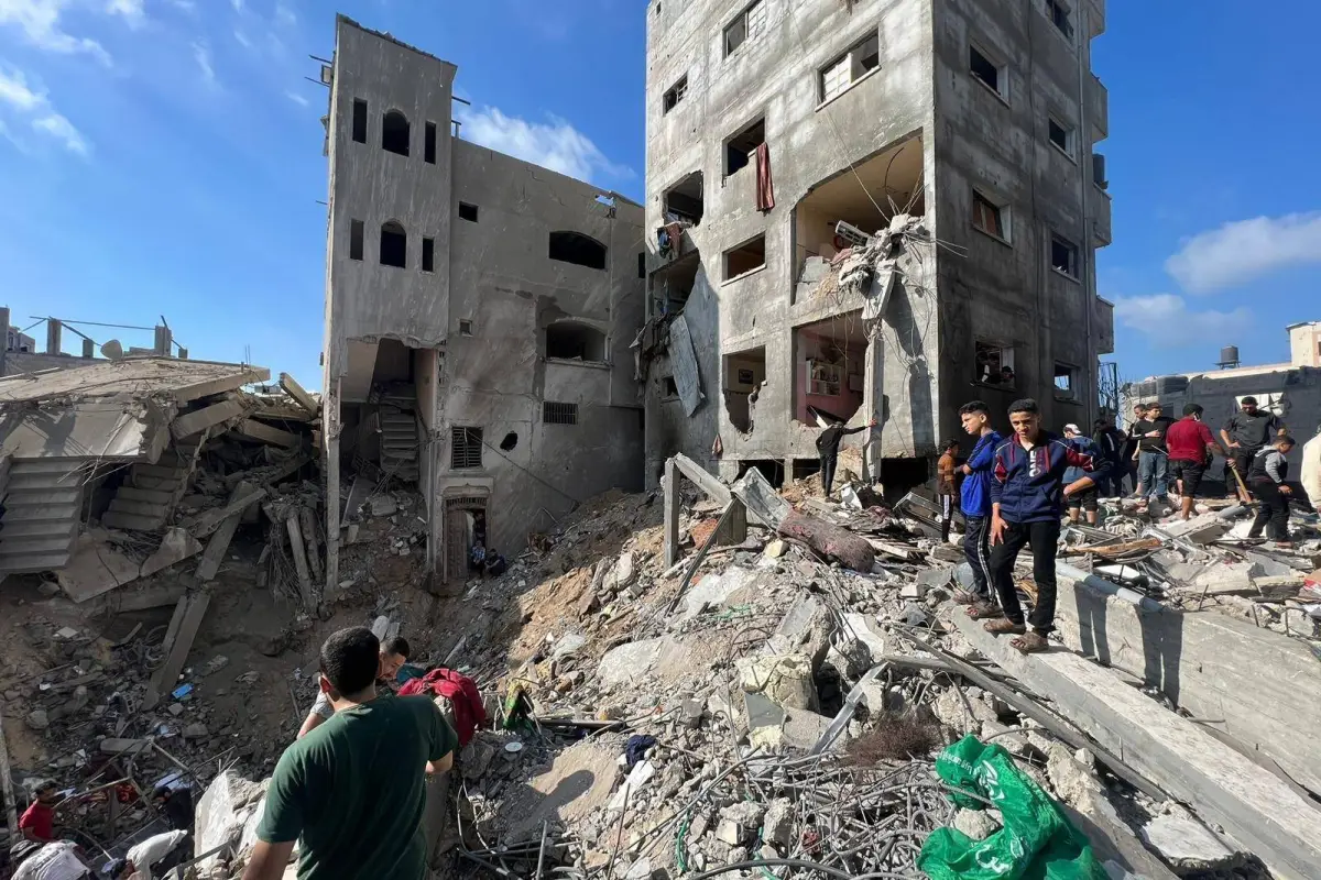 Ruínas deixadas pelos bombardeios israelenses ao campo de refugiados de Nuseirat, em Gaza, 17 de novembro de 2023 [Mohammed Asad/MEMO]
