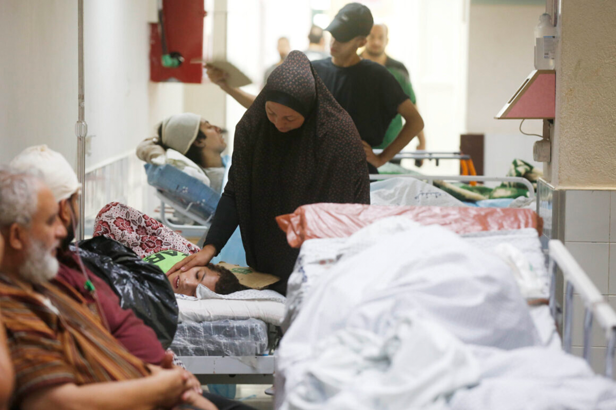 Palestinos feridos no Hospital dos Mártires de Al-Aqsa, após bombardeios israelenses a Deir al Balah, na Faixa de Gaza, em 21 de outubro de 2023 [Ashraf Amra/Agência Anadolu]
