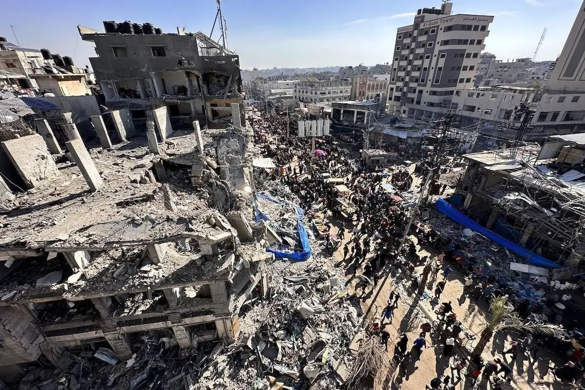 Campo de refugiados de Nuseirat, na região de Deir al-Balah, durante a trégua humanitária em Gaza,
após ser destruído por bombardeios israelenses, em 30 de novembro de 2023 [Ashraf Amra/Agência
Anadolu]