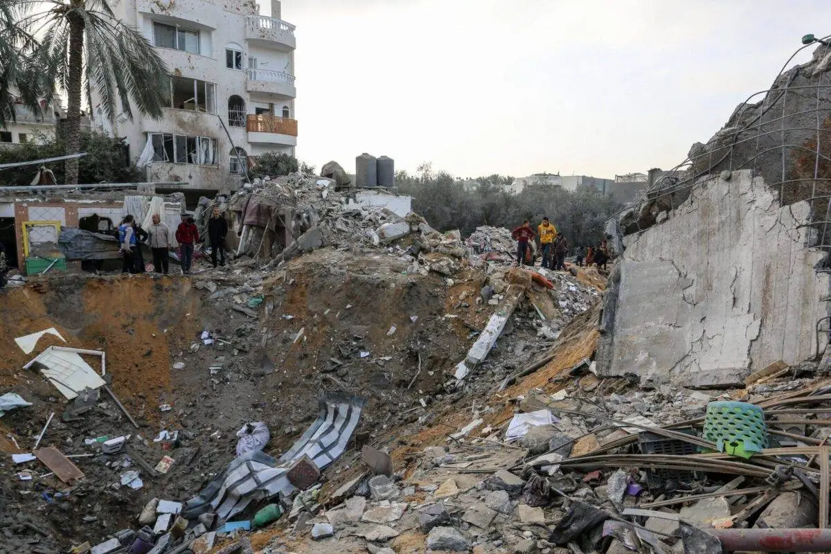 Danos deixados pelos bombardeios israelenses em Rafah, na Faixa de Gaza sitiada, em 12 de dezembro de 2023 [Abed Rahim Khatib/Agência Anadolu]
