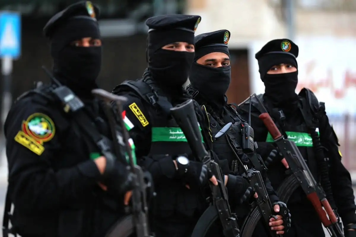 O braço militar do grupo palestino Hamas, Brigadas Izz ad-Din al Qassam, patrulha uma rua na Cidade de Gaza, Gaza, em 23 de abril de 2021. [Ashraf Amra – Agência Anadolu]

