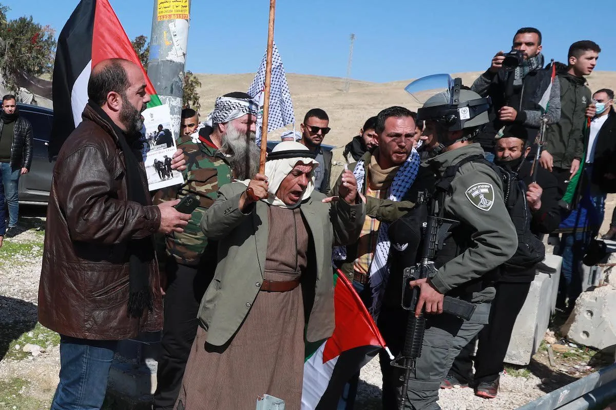 Palestinos protestam contra políticas de apartheid impostas por Israel sobre os árabes nativos do Negev, em Jerusalém Oriental, 30 de janeiro de 2022 [Issam Rimawi/Agência Anadolu]
