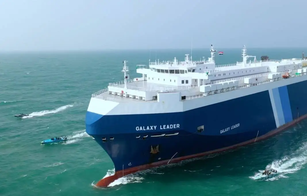 Uma captura de tela de um vídeo mostra o navio de carga "Galaxy Leader", de propriedade de uma empresa israelense, sendo sequestrado por houthis apoiados pelo Irã no Iêmen, no Mar Vermelho, em 20 de novembro de 2023 [Houthis Media Center/ Agència Anadolu]
