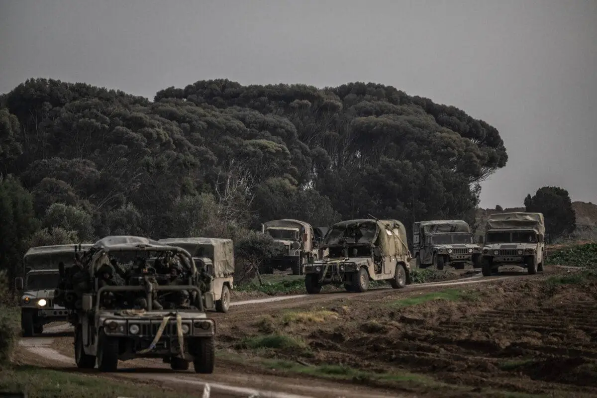 Israel continua a posicionar soldados, tanques, aeronaves militares e veículos blindados perto da fronteira de Gaza em Nahal Oz, Israel, em 12 de dezembro de 2023 [Mostafa Alkharouf/Anadolu Agency]
